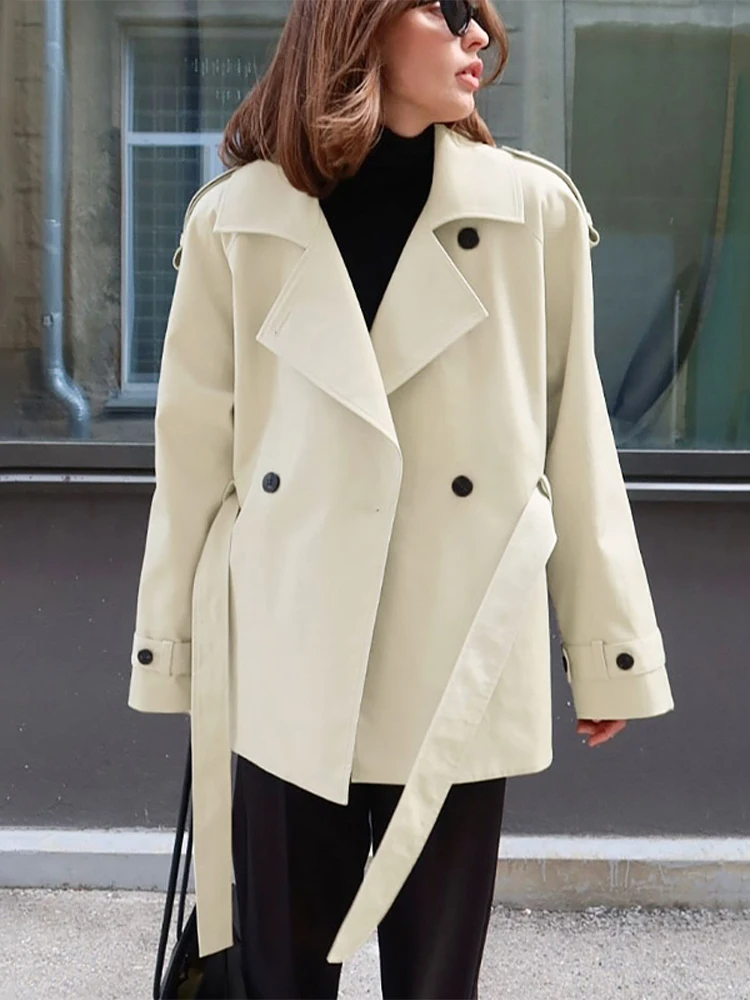 Drune | Damen Kurzes Jacket – Taillierter Schnitt – Gehobelter Bund – Reverskragen – Schulterriegel Detail