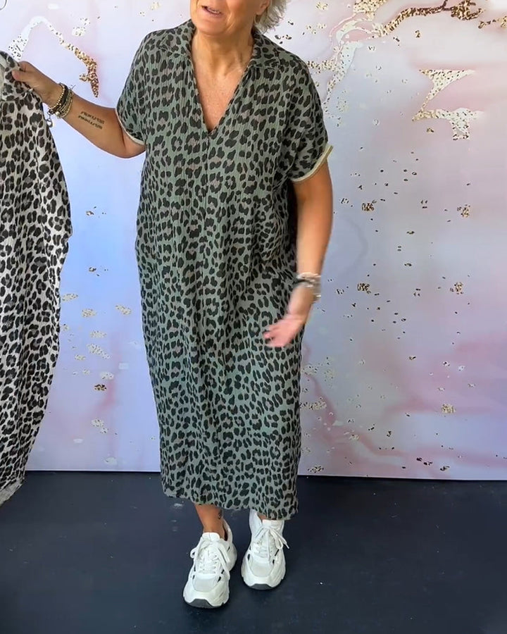 Drune | Kurzärmliges Kleid mit Leopardenmuster und V-Ausschnitt