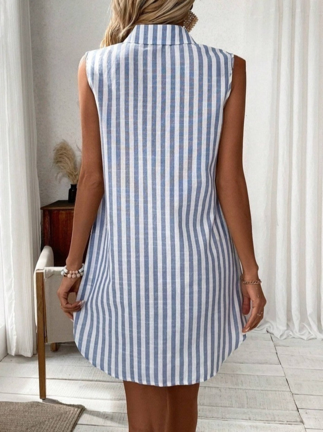 DruneÄrmelloses Hemdkleid mit V-Ausschnitt und Knöpfen