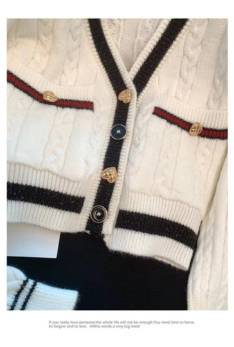 Drune | Kurze Strickjacke Elegant und Modern Kontrastdetails