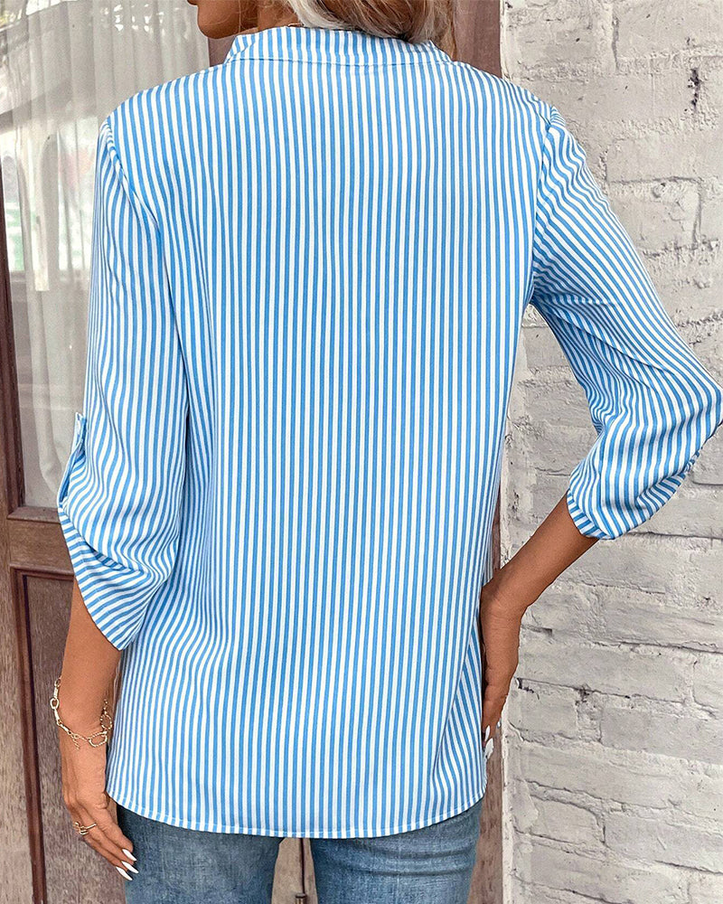 Drune | gestreiftes Shirt mit V-Ausschnitt und Brusttasche
