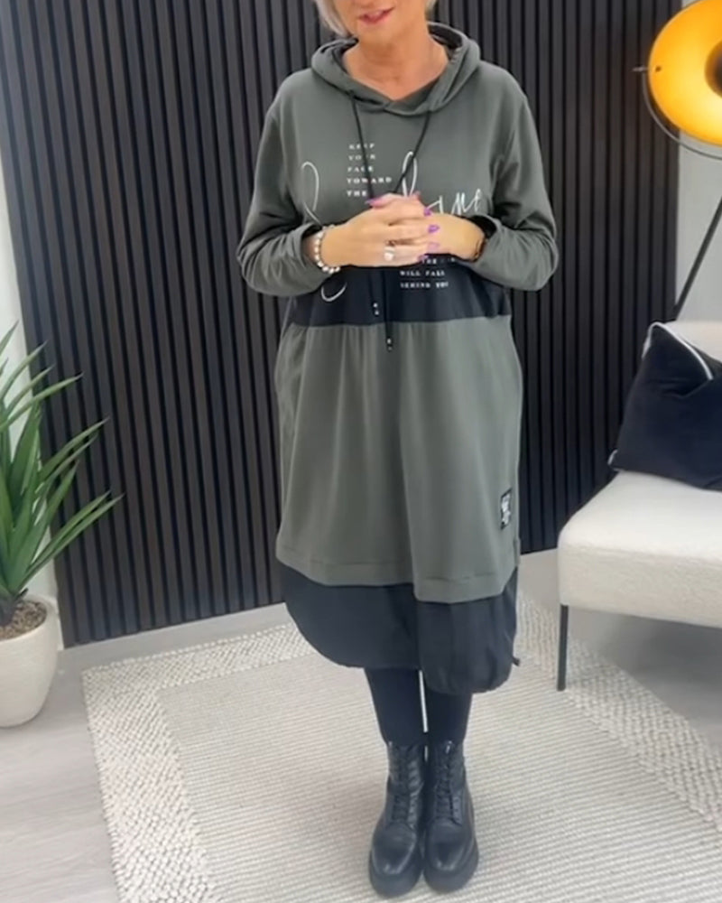 Drune | Kleid mit Kapuze und Buchstaben Print in Farbblock Optik