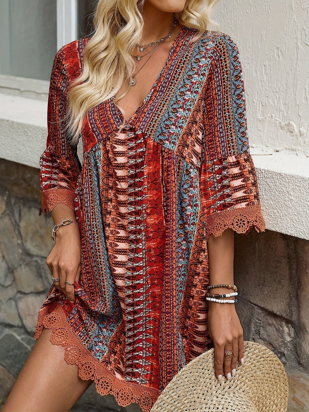 Drune | Elegantes Kleid mit V-Ausschnitt und Spitzenabschluss