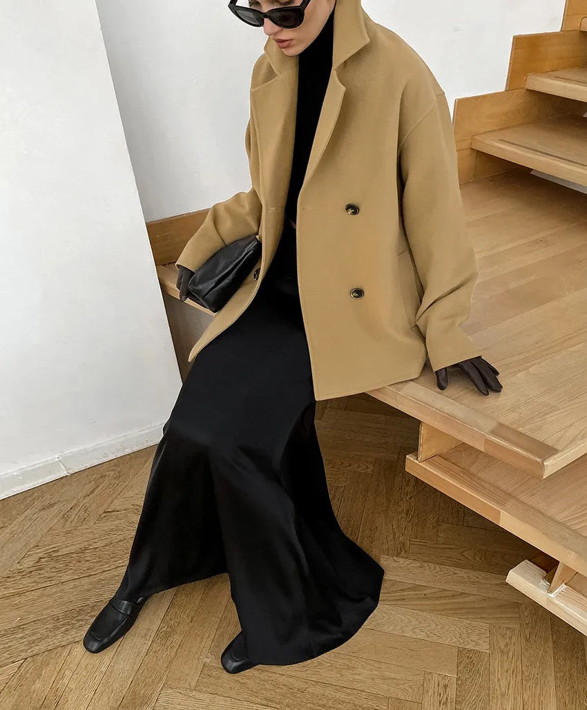 Drune | elegante braune Wolljacke mit doppelter Knopfreihe, halblang