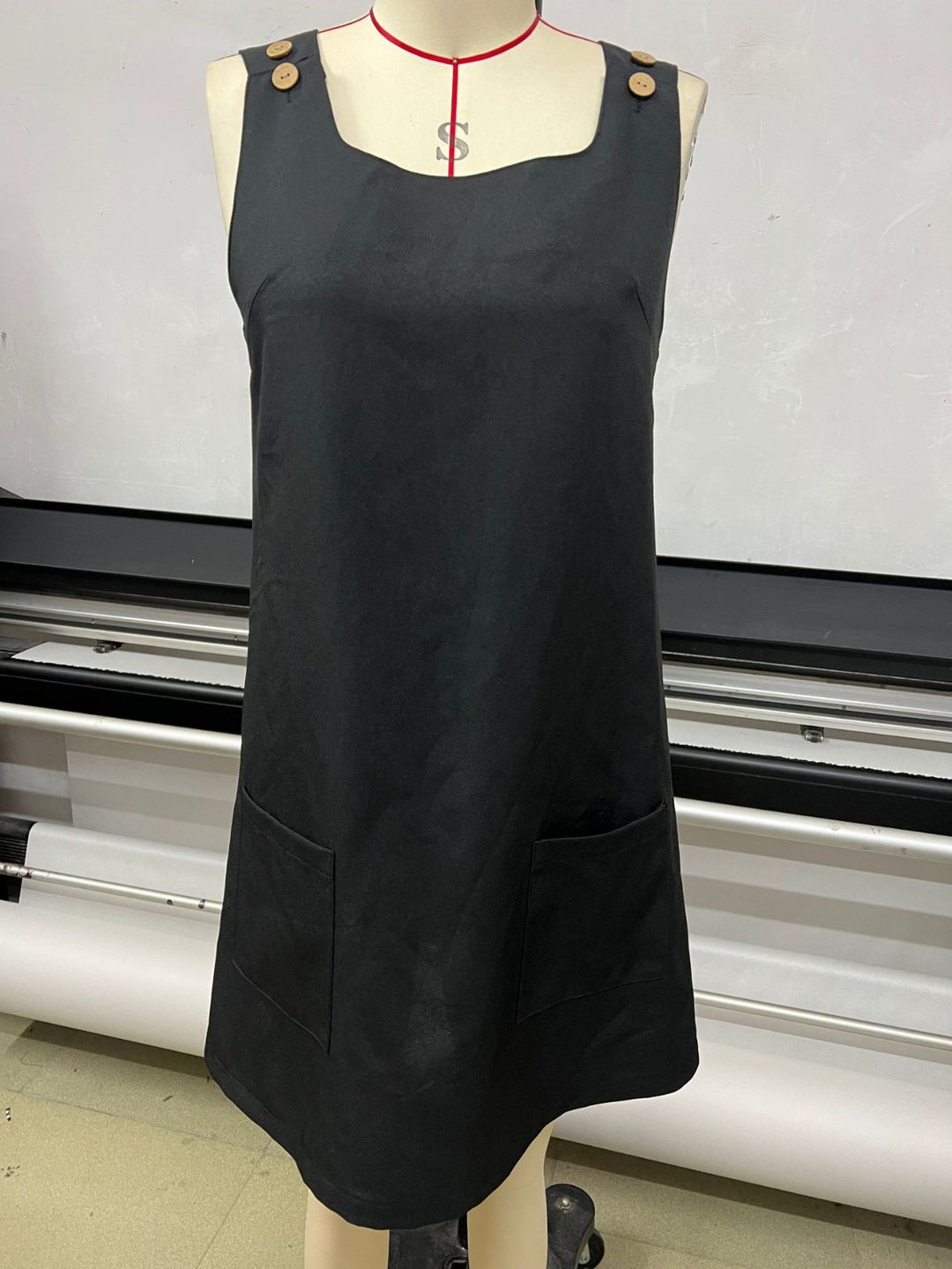 Drune | Ärmelloses Kleid mit Rundhalsausschnitt und Weste mit Knöpfen