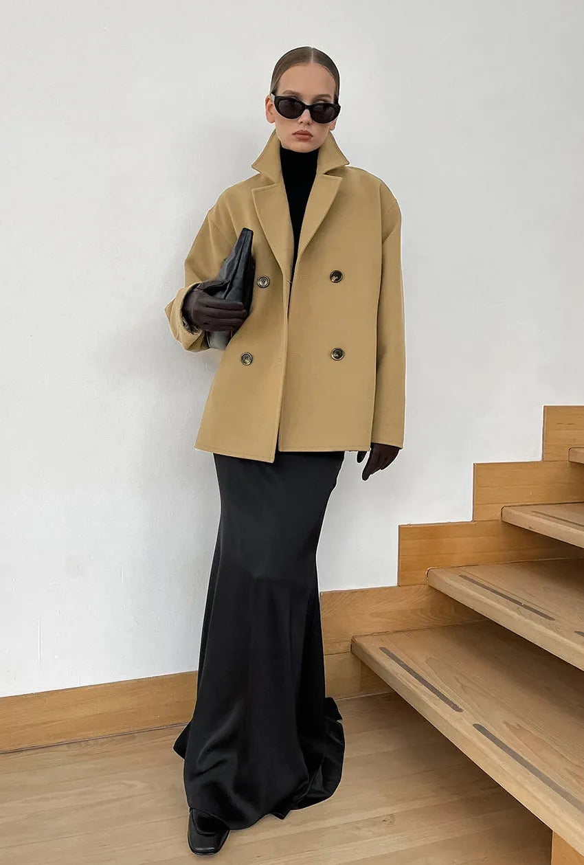 Drune | elegante braune Wolljacke mit doppelter Knopfreihe, halblang