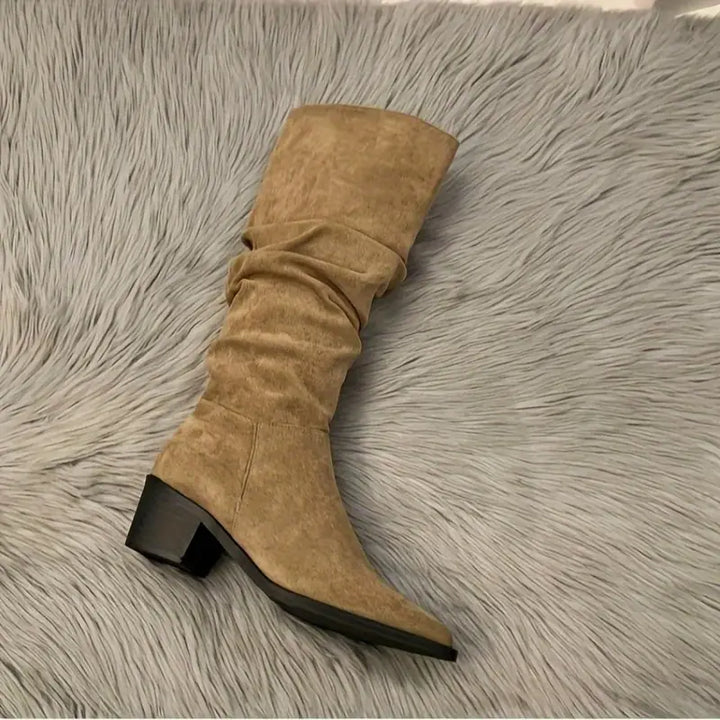 – Robuste, spitze Stiefel bis zur Wadenmitte