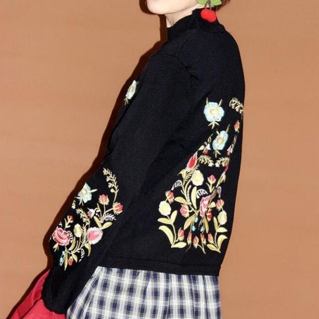Drune | Gestickter Blumenpullover