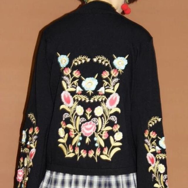 Drune | Gestickter Blumenpullover