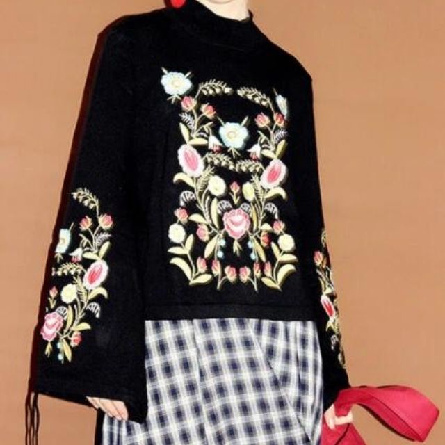 Drune | Gestickter Blumenpullover