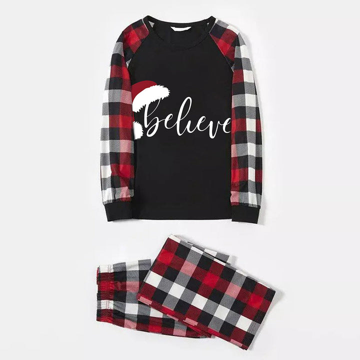 Drune | Paar Rot & Schwarz & Weiß Kariertes Pyjama Set Mit Weihnachtsmütze und „Believe“ Buchstaben Druck