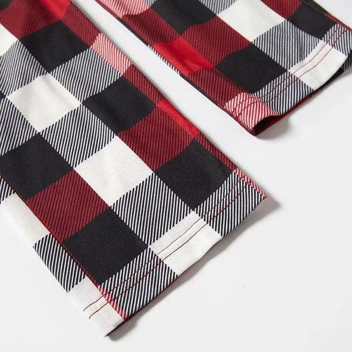 Drune | Paar Rot & Schwarz & Weiß Kariertes Pyjama Set Mit Weihnachtsmütze und „Believe“ Buchstaben Druck