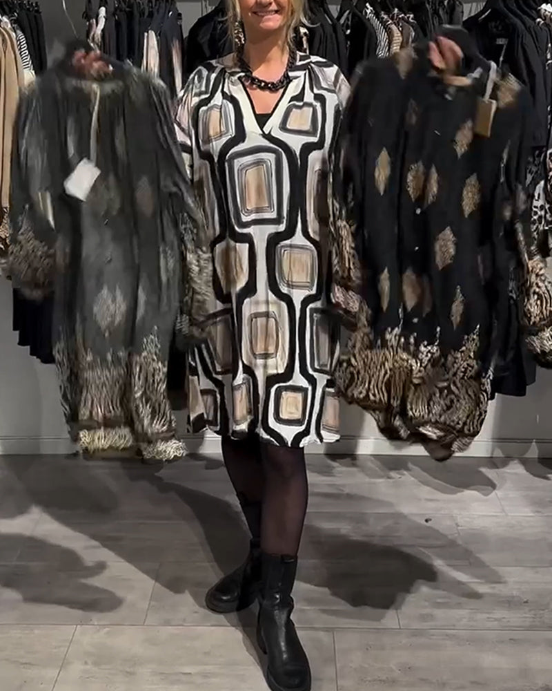 Drune | Kleid mit V-Ausschnitt und Geometrischem Print