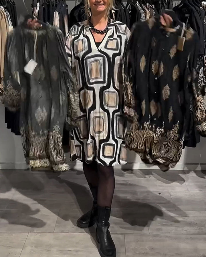 Drune | Kleid mit V-Ausschnitt und Geometrischem Print