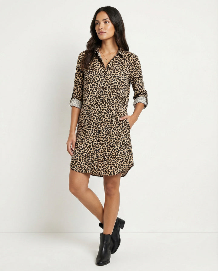 Lässiges Kleid mit Leopardenmuster, geteiltem Saum und hochgekrempelten Ärmeln