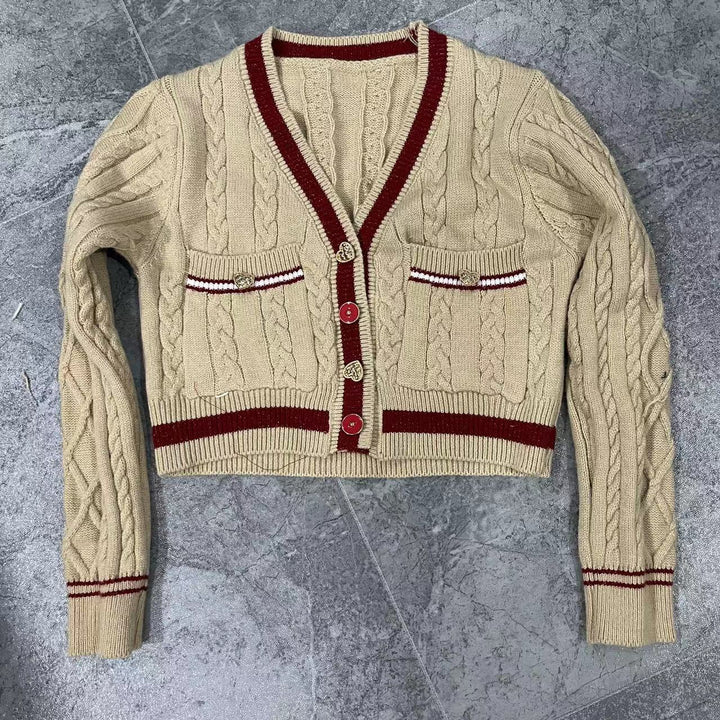 Drune | Kurze Strickjacke Elegant und Modern Kontrastdetails