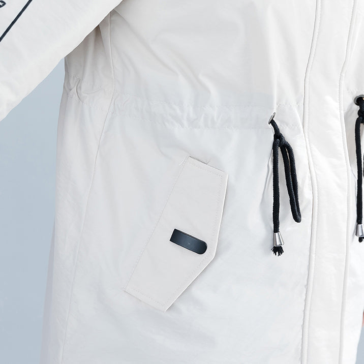 Drune | weißer Parka Locker sitzende Kapuzenjacke mit Pelzkragen Buchstaben gesteppter Mantel Lässige Taillenbindung Taschen Baumwollmäntel