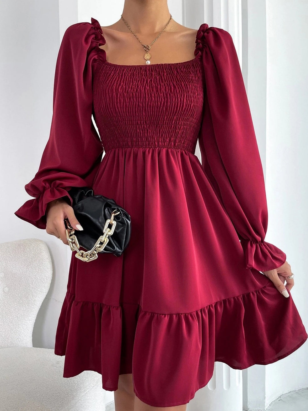 Drune | Paralleles Krepp genähtes Kleid mit Rüschensaum