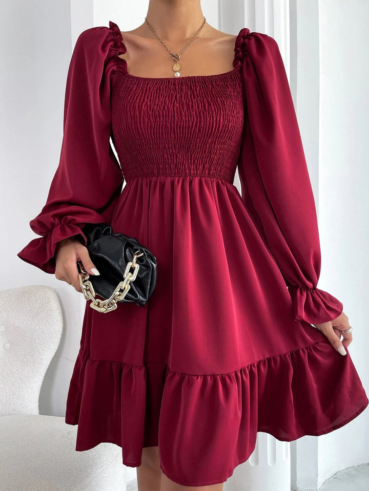 Drune | Paralleles Krepp genähtes Kleid mit Rüschensaum