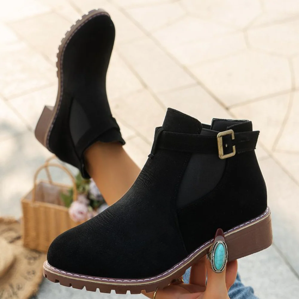 Drune | Stiefeletten - Wildledertextur - Schnallenriemen - Elastisches Panel - Gummierte Sohle