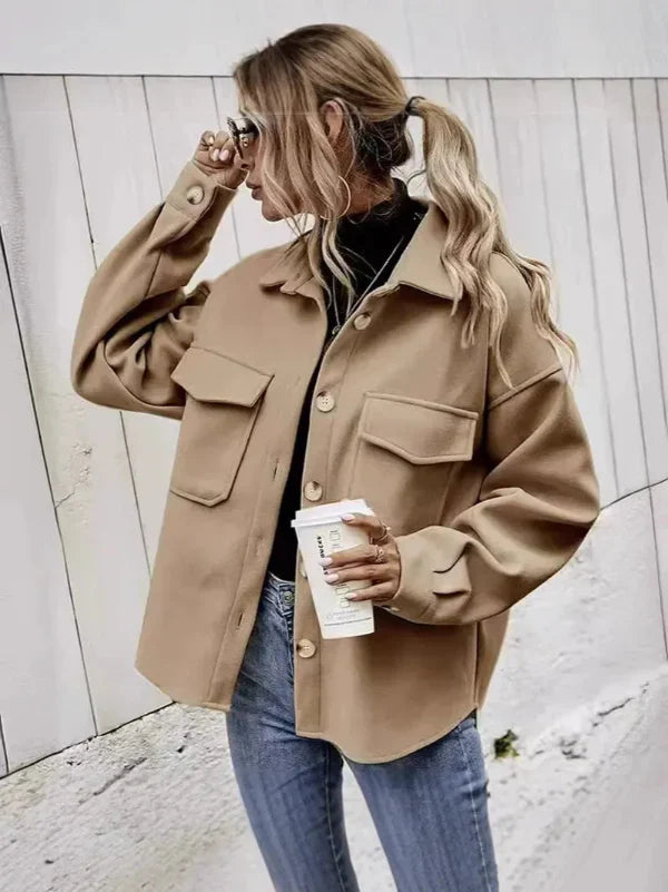 Drune | Damen Wollmantel – Oversized Fit – Reverskragen – Knopfverschluss – Hüftlänge