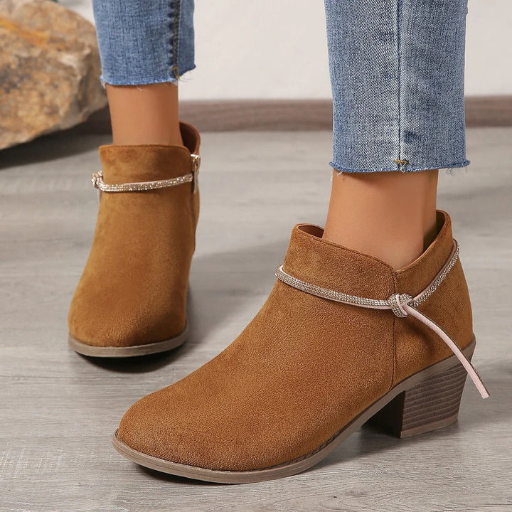 Drune | Stiefeletten - Wildleder-Finish - Blockabsatz - Reißverschluss - Verstellbares Detail