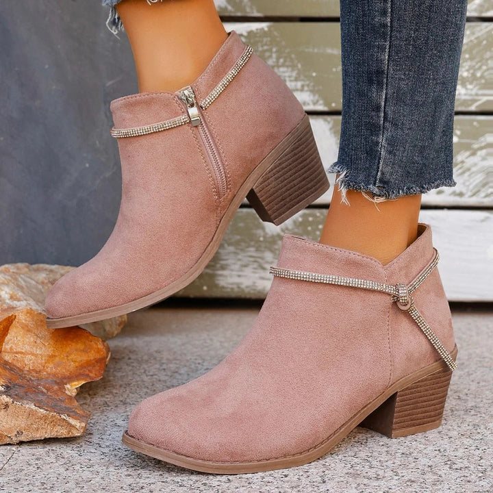 Drune | Stiefeletten - Wildleder-Finish - Blockabsatz - Reißverschluss - Verstellbares Detail