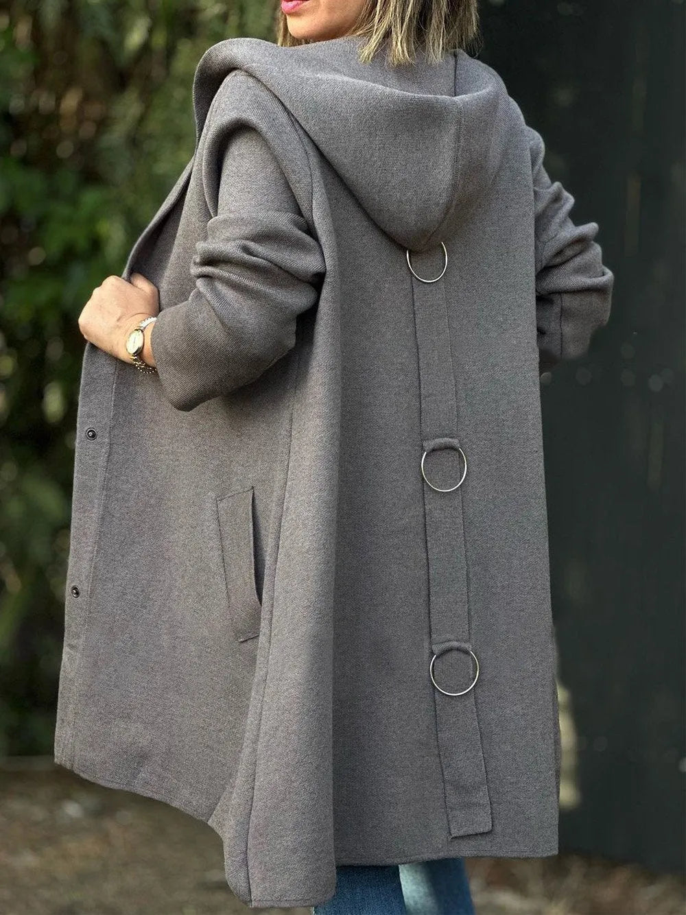 Drune | Jacke mit Kapuze und V-Ausschnitt mit Knopfverschluss