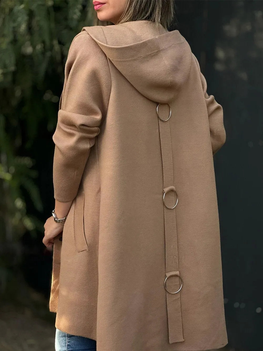Drune | Jacke mit Kapuze und V-Ausschnitt mit Knopfverschluss