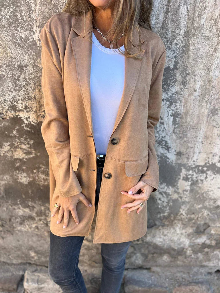 Drune | Wildleder Blazer für Damen - taillierte camel-farbene Jacke mit Knöpfen und Taschen