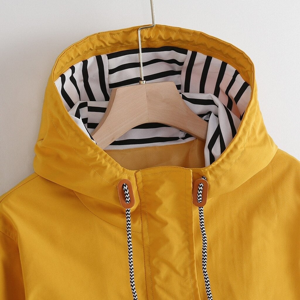Drune | Damen-Regenjacke mit gestreifter Kapuze