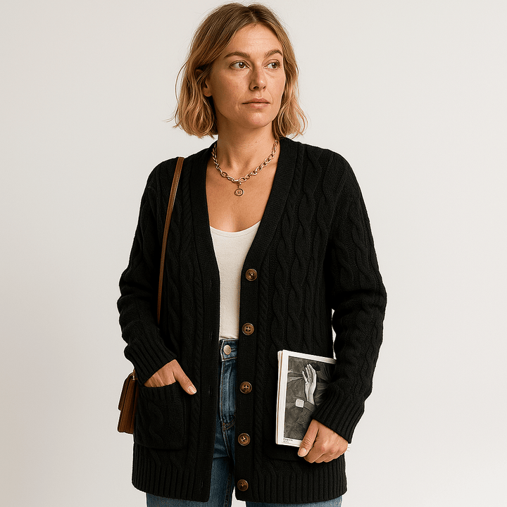 Drune | Beiger, längerer und bequemer Cardigan mit Zopfstrick im zeitlosen Stil