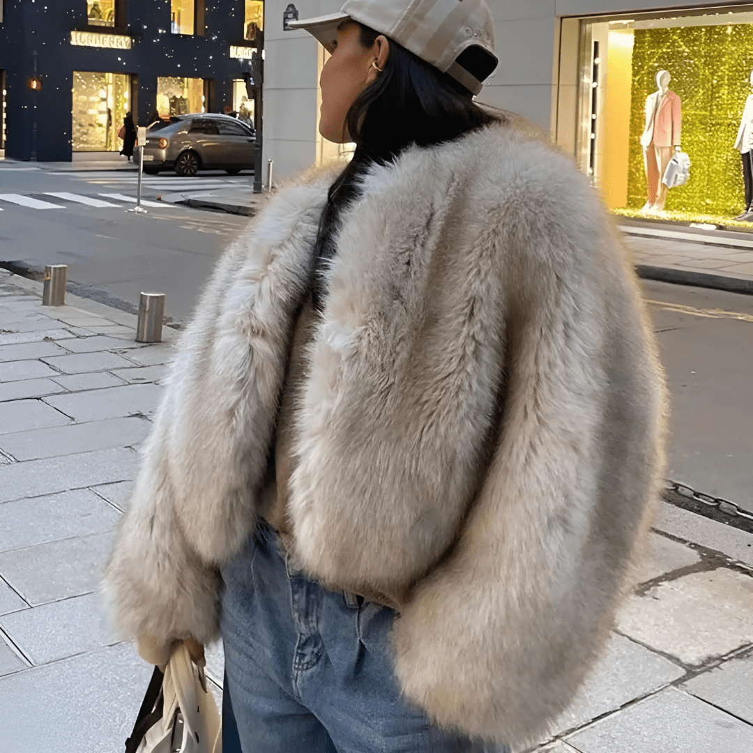 Drune | Kurze Jacke aus schwarzem, glamourösem und gewagtem Kunstfell