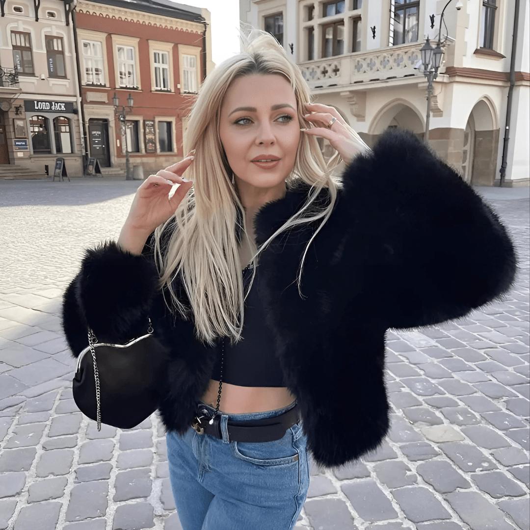 Drune | Kurze Jacke aus schwarzem, glamourösem und gewagtem Kunstfell