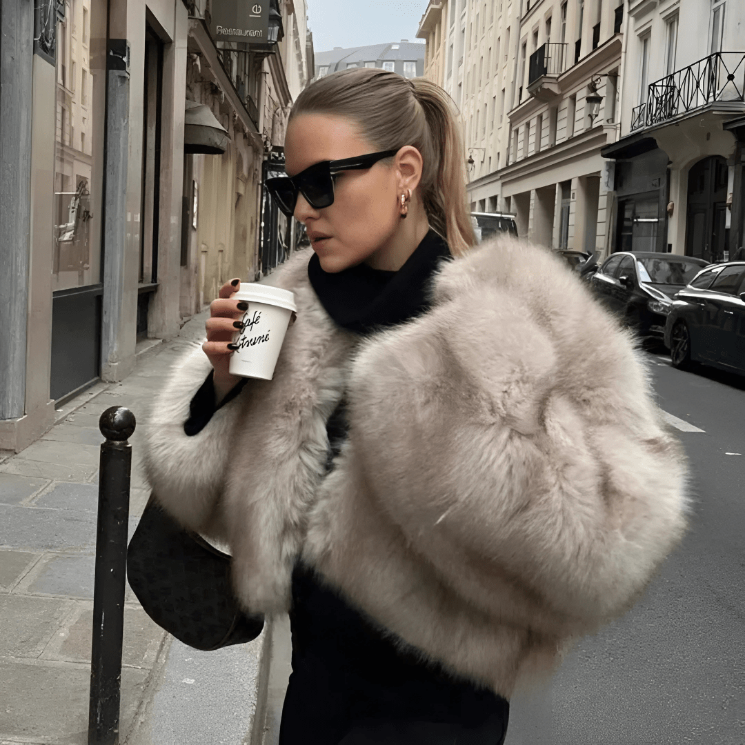 Drune | Kurze Jacke aus schwarzem, glamourösem und gewagtem Kunstfell