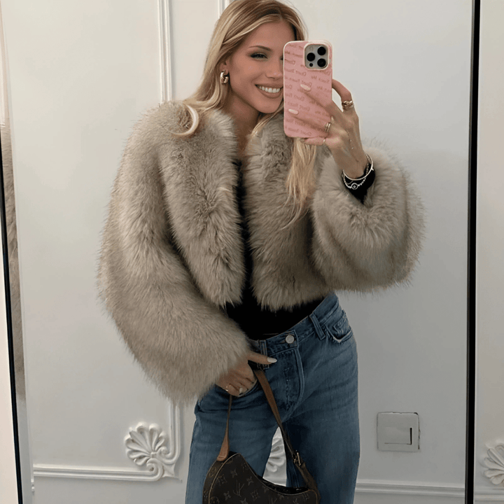 Drune | Kurze Jacke aus schwarzem, glamourösem und gewagtem Kunstfell