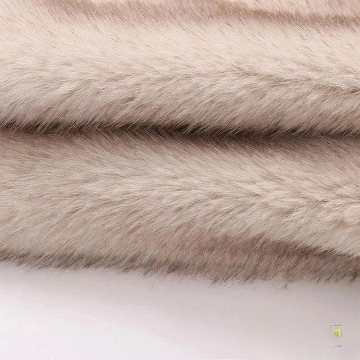 Drune | Kurze Jacke aus schwarzem, glamourösem und gewagtem Kunstfell