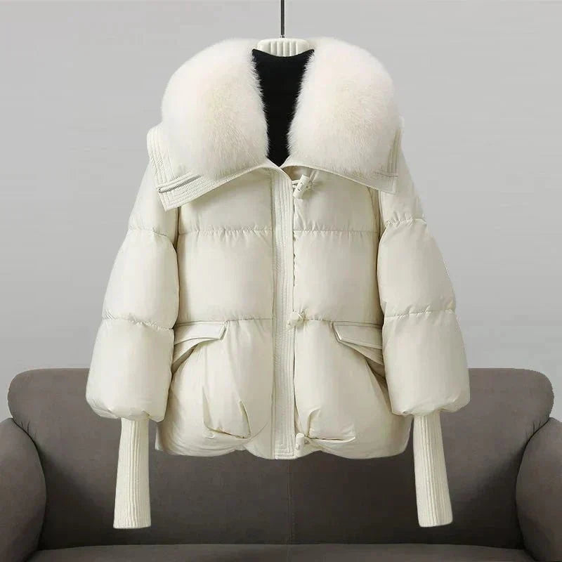 Drune | Kurze schwarze Daunenjacke mit elegantem und ultra warmem Pelzkragen