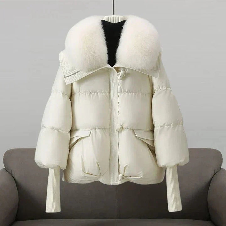 Drune | Kurze schwarze Daunenjacke mit elegantem und ultra warmem Pelzkragen
