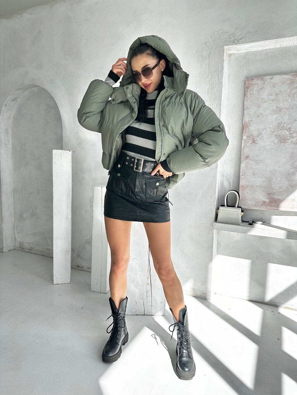 Drune | Kurze Steppjacke mit Kapuze in hellem Khaki, warm und trendig