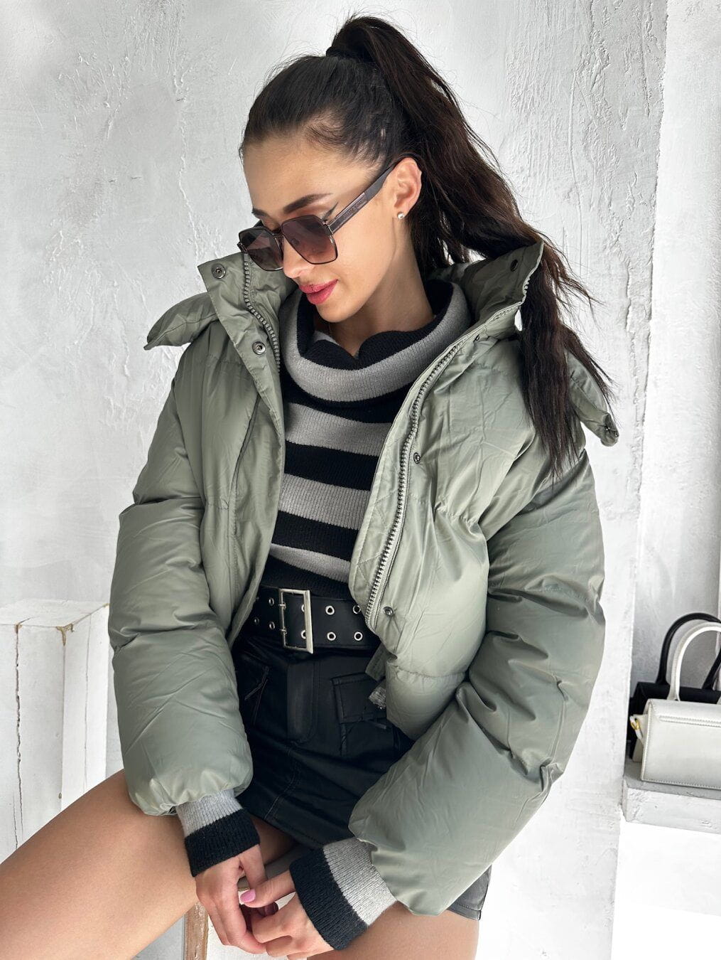 Drune | Kurze Steppjacke mit Kapuze in hellem Khaki, warm und trendig