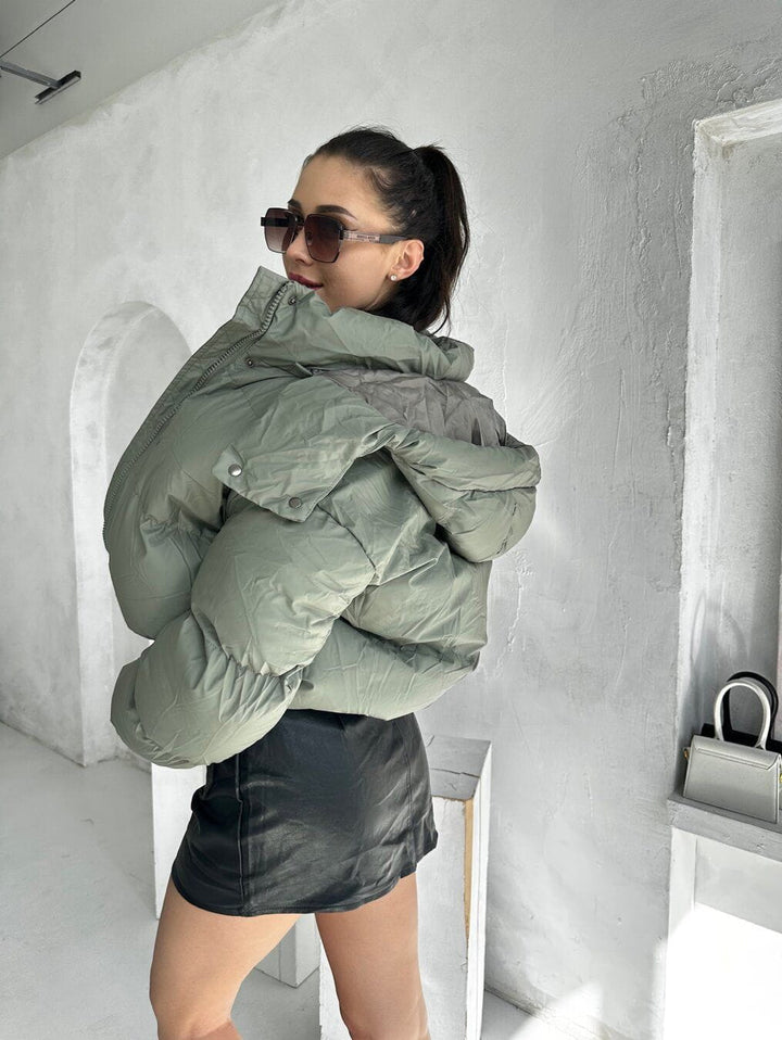 Drune | Kurze Steppjacke mit Kapuze in hellem Khaki, warm und trendig