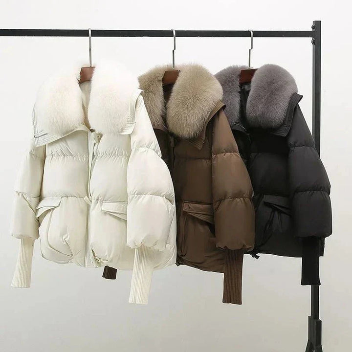 Drune | Kurze schwarze Daunenjacke mit elegantem und ultra warmem Pelzkragen