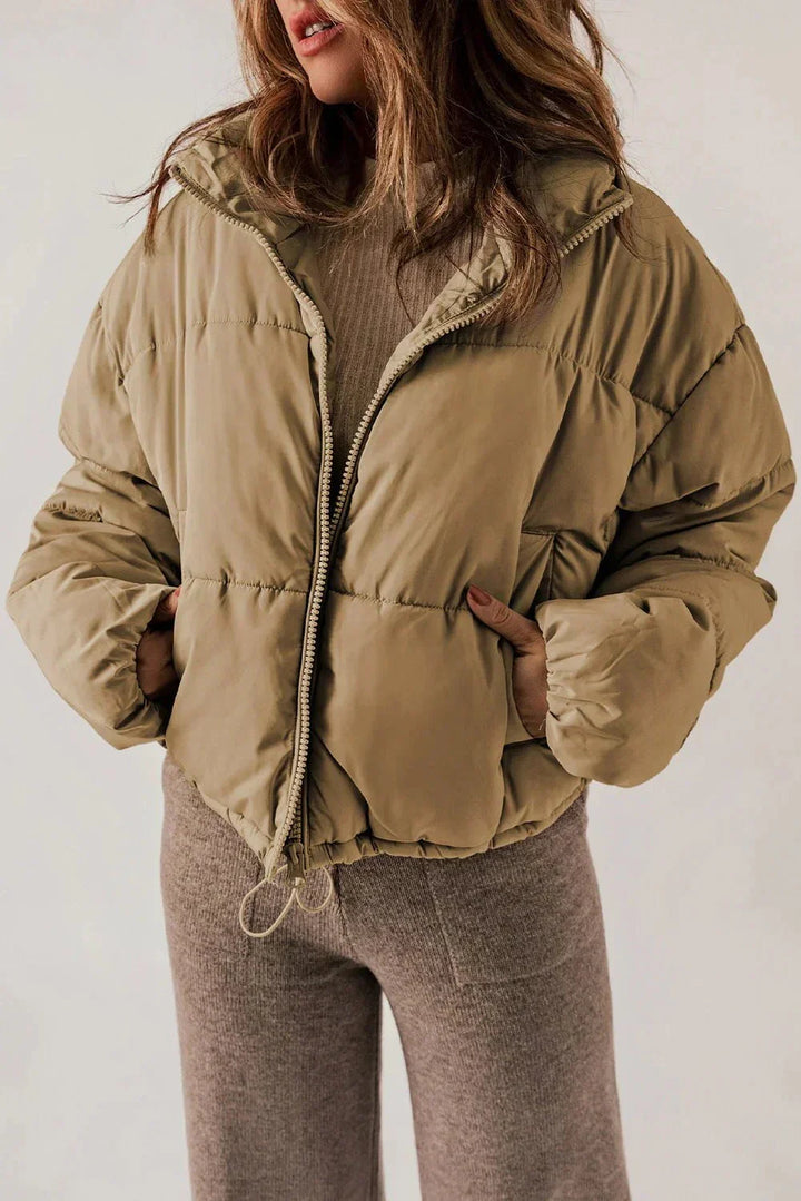 Drune | Kurze Beige Khaki Daunenjacke Warm & Lässig