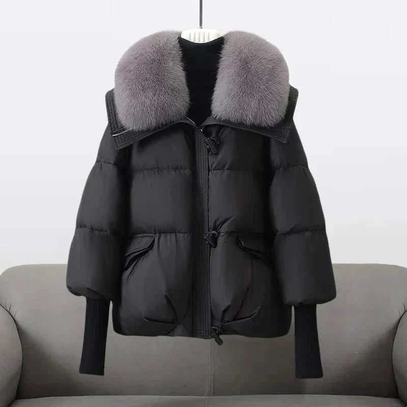 Drune | Kurze schwarze Daunenjacke mit elegantem und ultra warmem Pelzkragen