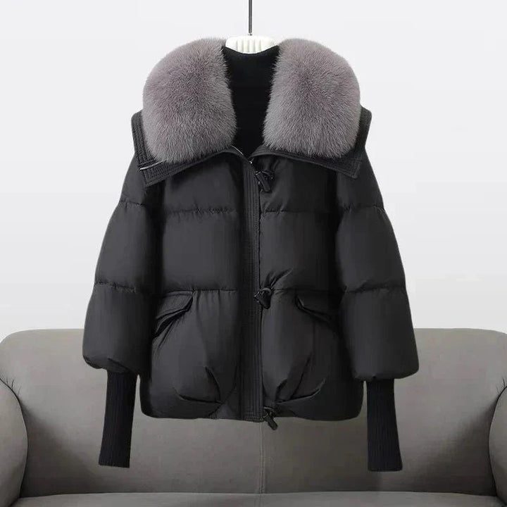 Drune | Kurze schwarze Daunenjacke mit elegantem und ultra warmem Pelzkragen