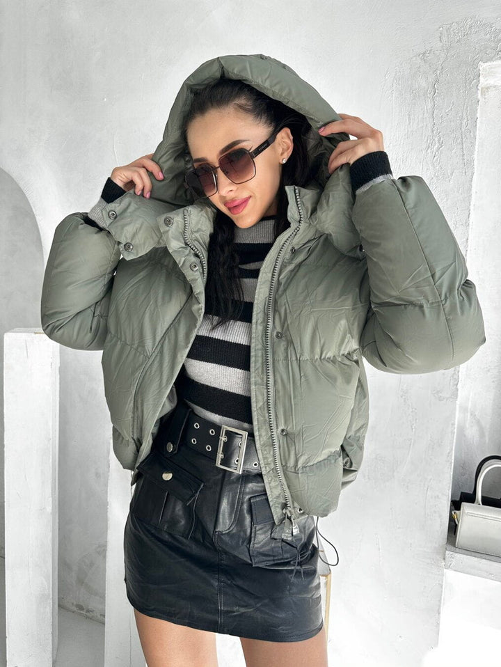 Drune | Kurze Steppjacke mit Kapuze in hellem Khaki, warm und trendig