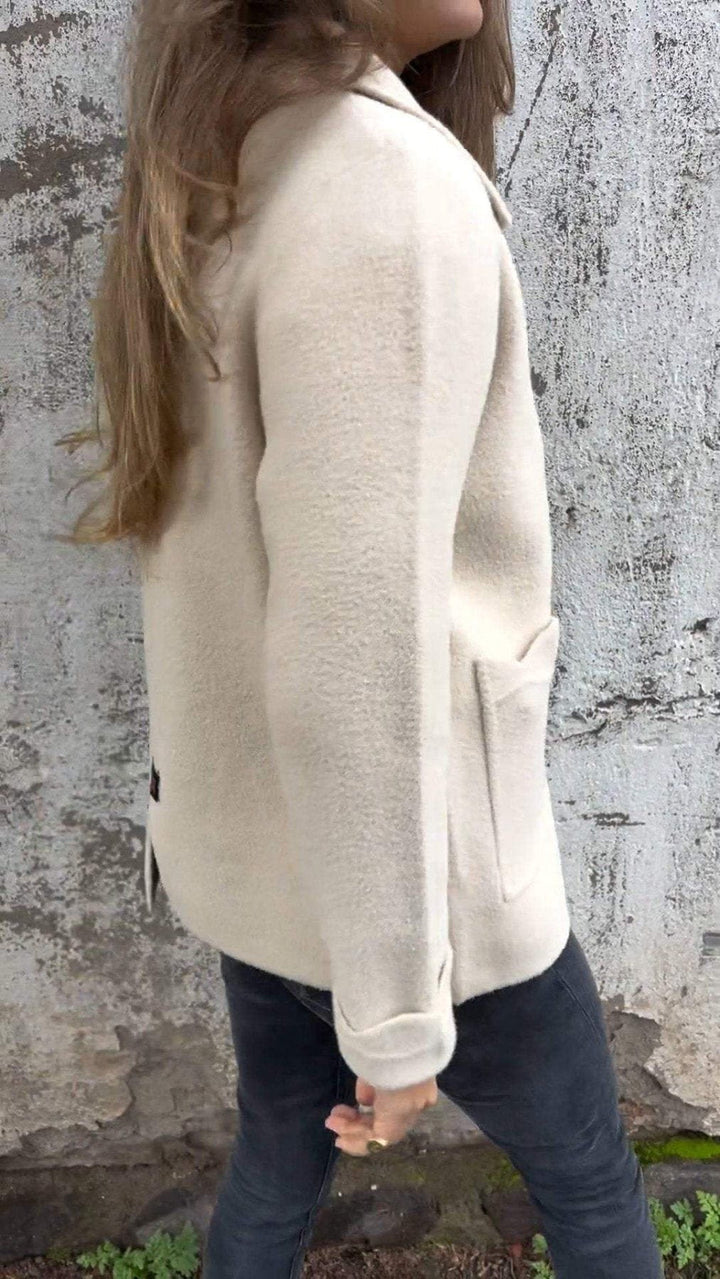 Drune | Kurze Jacke aus lebhaftem rotem Wolle, dynamisch und komfortabel