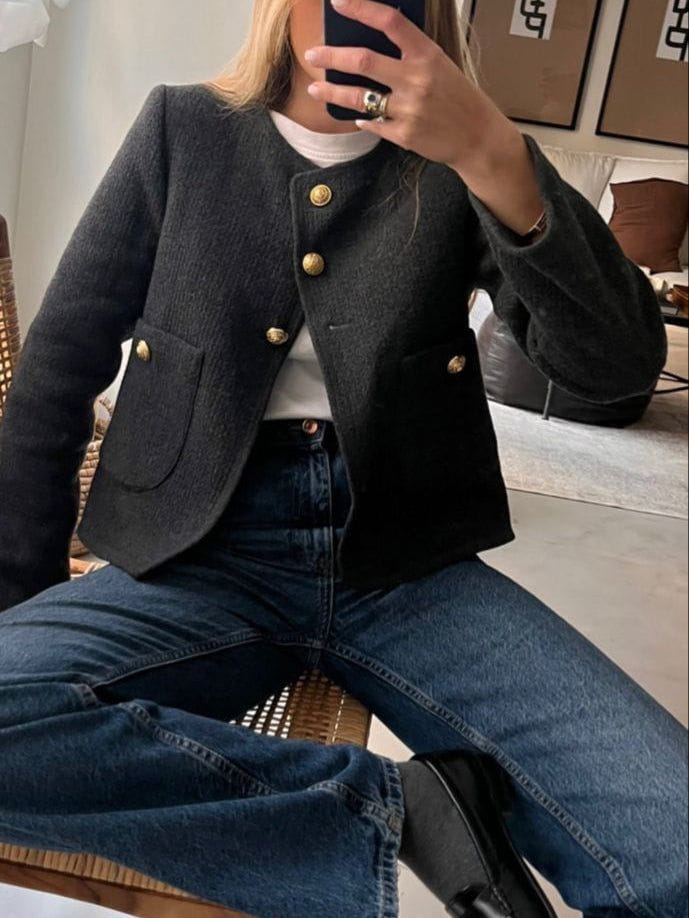 Drune | Kurze schwarze Jacke mit goldenen Knöpfen minimalistische Eleganz schick & strukturiert