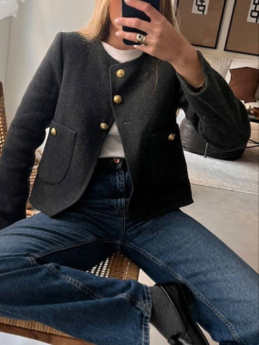 Drune | Kurze schwarze Jacke mit goldenen Knöpfen minimalistische Eleganz schick & strukturiert
